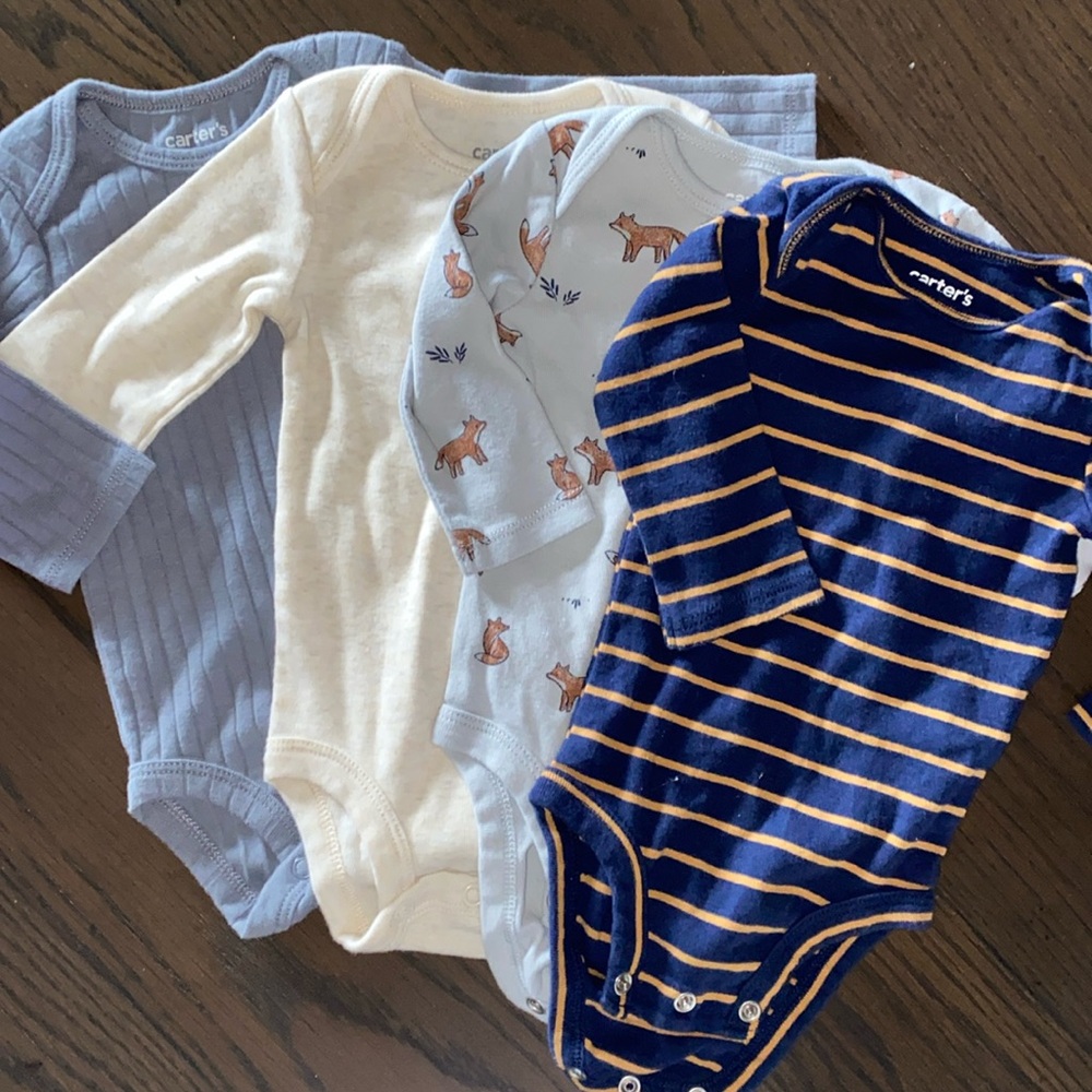 Bundle of 4 long sleeve onesies 0-3mo